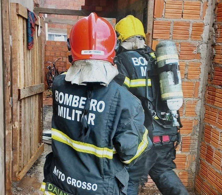 Corpo de Bombeiros combate incêndio em residência em Sorriso