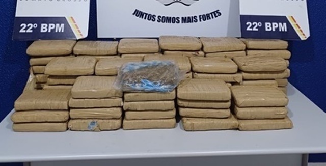 PM apreende quase 100kg de drogas em fundo falso de carro em Peixoto