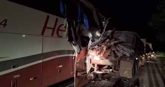 Acidente entre ônibus e caminhão deixa 21 pessoas feridas em MT
