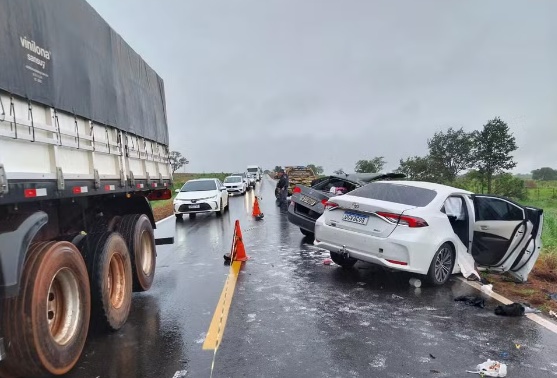 Quatro pessoas morrem em acidente após chuva na BR-070 em MT