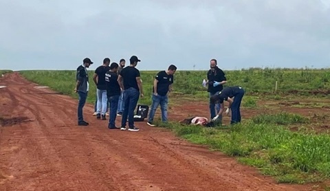 Marido de mulher achada morta em lavoura é morto em confronto após sacar arma para a PM