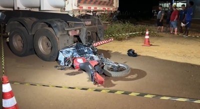 Homem morre após bater moto em traseira de vagão de carreta