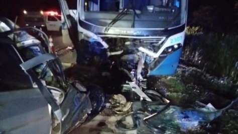 Batida entre carro funerário e ônibus deixa um morto em rodovia de MT