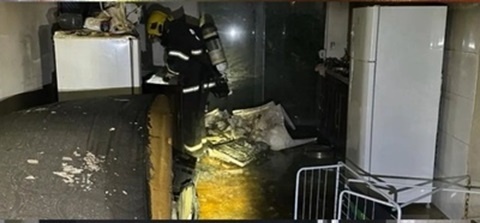 Casa fica parcialmente destruída após ser atingida por incêndio na madrugada
