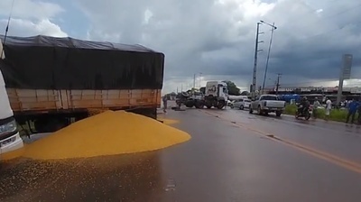 Motorista perde o controle de direção e bate em carreta na BR-163 em Sinop