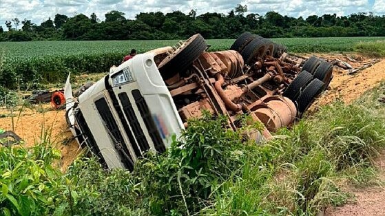 Mulher morre soterrada por grãos de soja após caminhão tombar