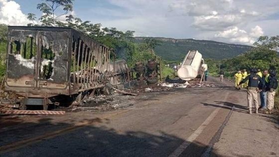 Motoristas morrem carbonizados em batida entre duas carretas na Serra do Mangaval