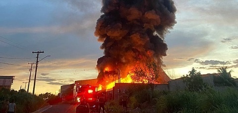 Incêndio destrói estrutura de empresa de reciclagem