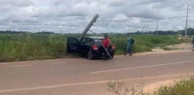Motorista perde o controle de carro e bate em poste em Sinop