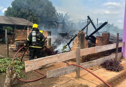 Residência é destruída por incêndio em Sinop