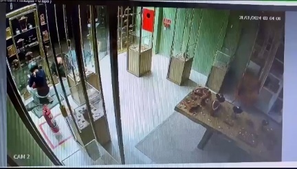 Sinop: Criminosos quebram porta de joalheria e roubam joias
