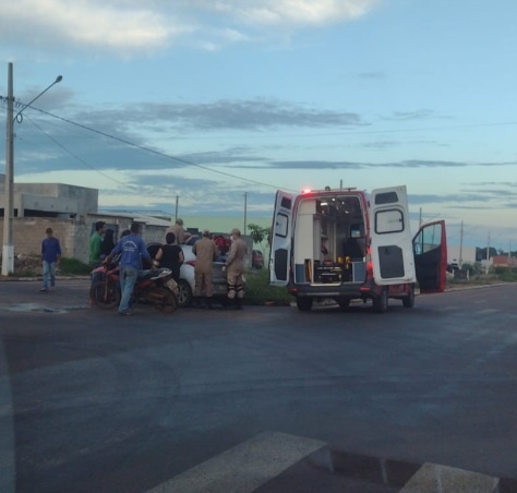 Motociclista para em cima de carro após colisão em avenida de Sinop