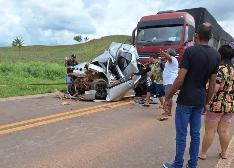 Carros são prensados por carretas na BR-163 e três pessoas morreram