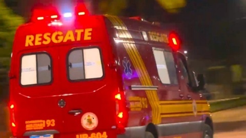 Dupla de moto tenta executar rapaz em bar, mas fica sem munição