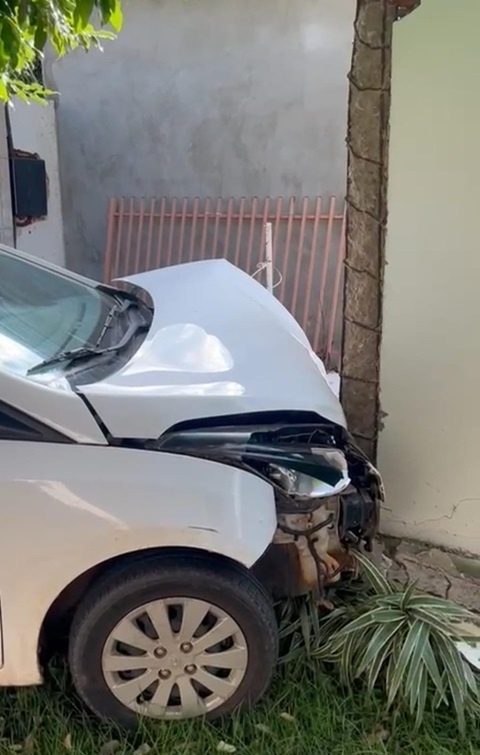 Sinop: Carro colide em muro após acidente em cruzamento