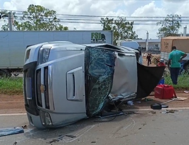 Camionete capota depois de ser atingido por carro na BR-163 em Sinop