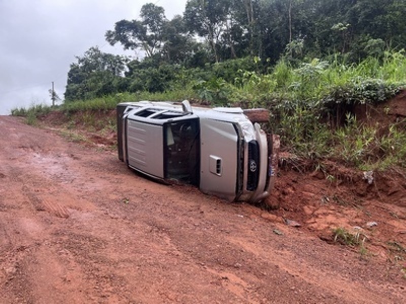 Motorista perde o controle de camionete, bate em barranco e tomba em Sinop