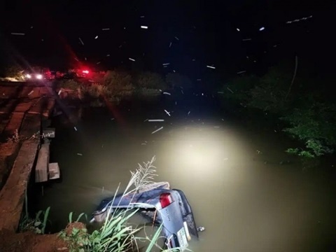 Motorista de hilux morre após cair em rio