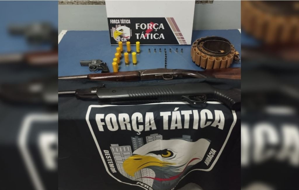 Força Tática apreende armas, munições e prende suspeito por comercialização e porte ilegal
