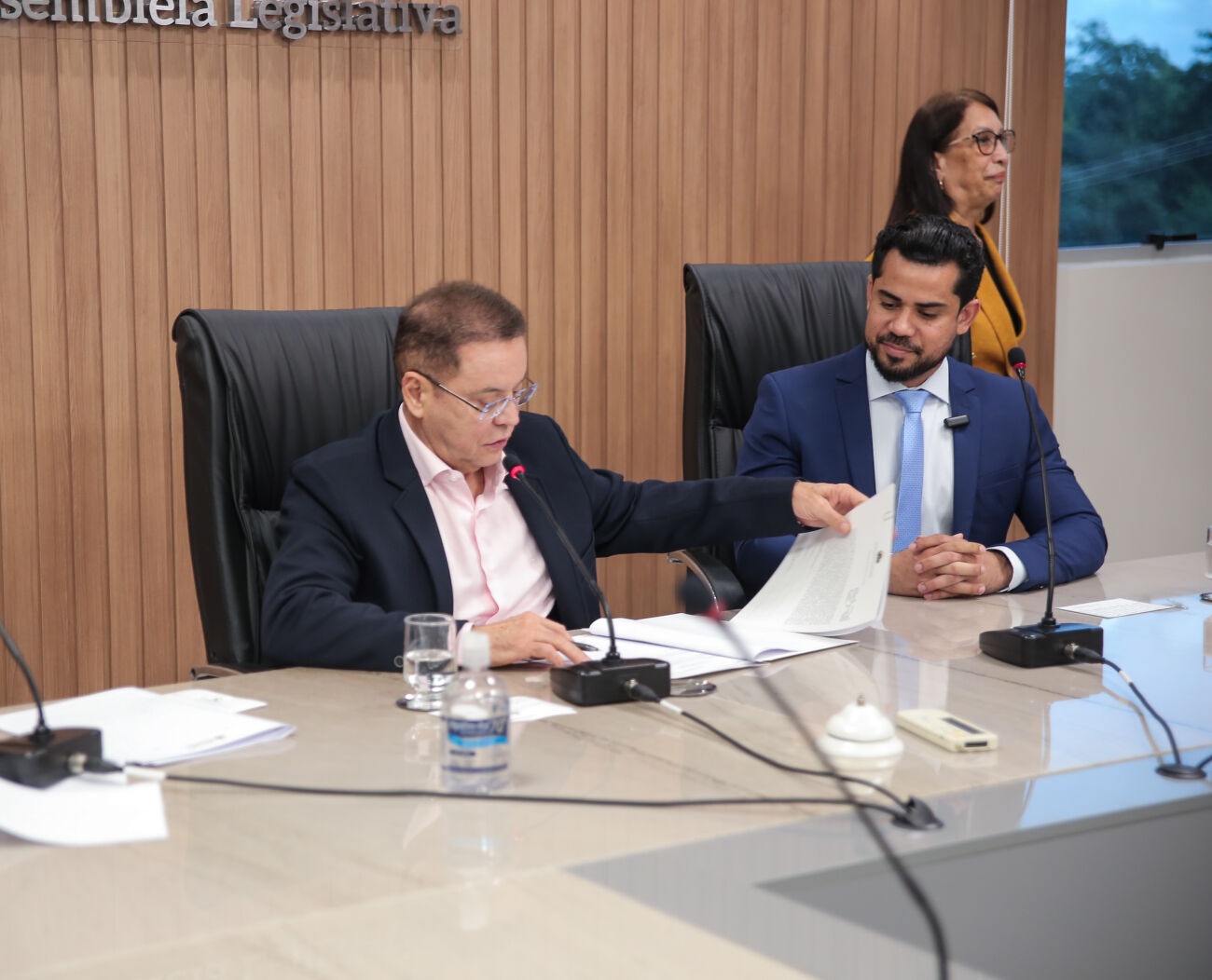 Suplentes assumem vagas de deputados licenciados