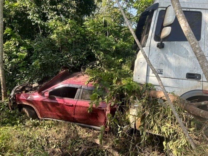 Carreta bate em carro na MT-220 e motorista sai ileso