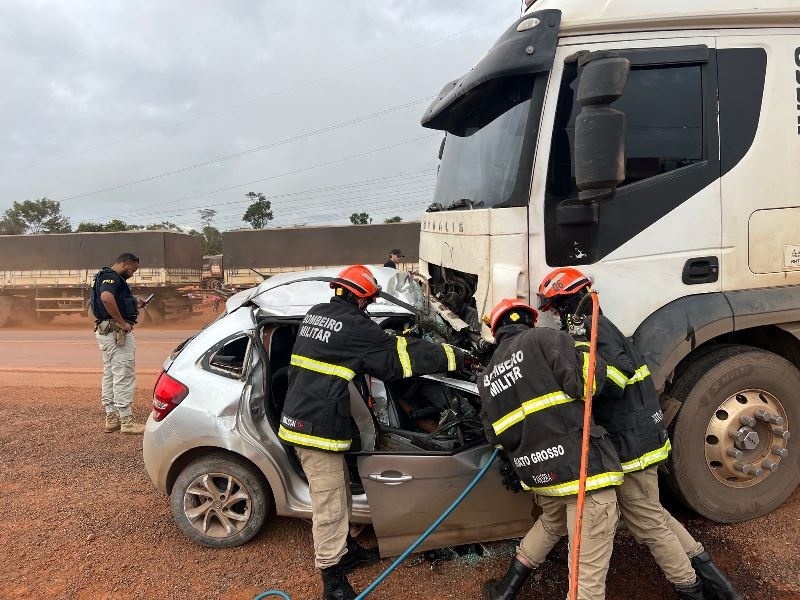 Dois jovens morrem em colisão com carreta na BR-163, próximo a Matupá