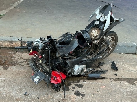 Mulher morre em colisão entre carro e motocicleta