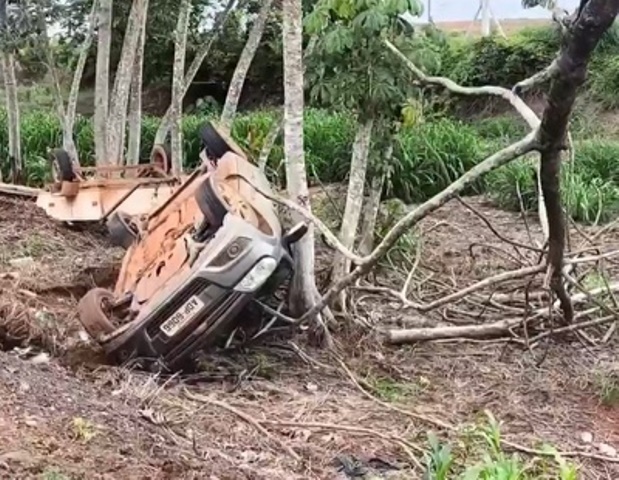 Motorista perde o controle de carro e tomba na BR-163 em Sinop