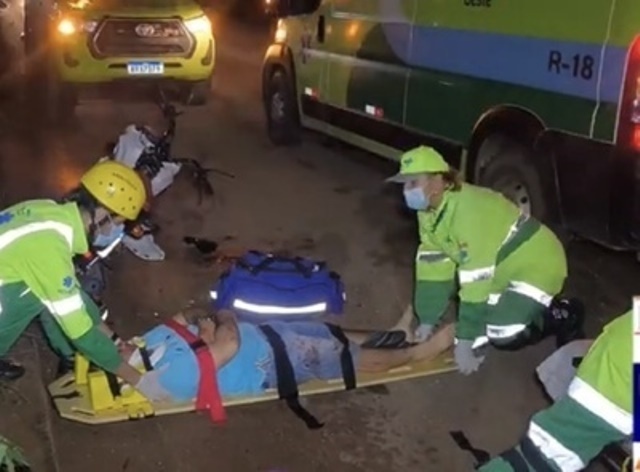 Piloto de moto bate em traseira de carro e fica ferido em Sinop