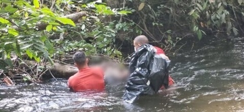 Corpo em putrefação é encontrado dentro de rio