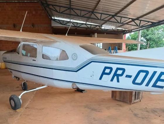 Grupo invade fazenda, faz caseiro refém e rouba avião avaliado em mais de R$ 1,1 milhão em MT