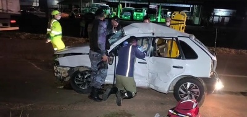 Carro invade BR-163 e colide contra carreta em Sinop
