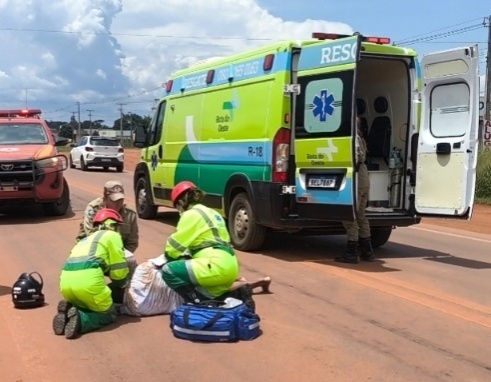 Homem fica ferido em colisão entre moto e carro na BR-163
