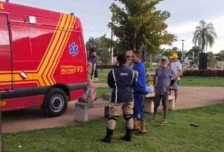 Homem passa mal após ingerir bebida alcoólica na praça de igreja em Sinop