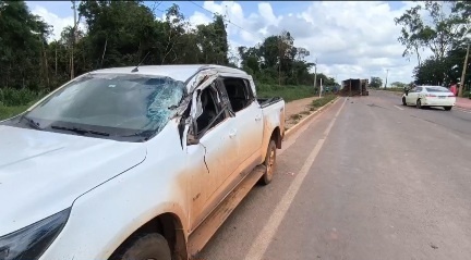 Caminhão tomba após colisão com outros dois veículos em Sinop