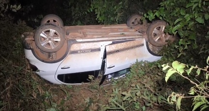 Mulher fica ferida após carro capotar nas proximidades da MT-140 em Sinop
