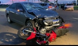 Jovem fica em estado grave em colisão entre carro e moto em Sinop