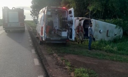 Ônibus escolar é fechado por carreta, tomba e fere 7 crianças
