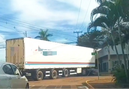 Motorista flagra momento em que caminhão destrói fiações em rotatória de Sinop