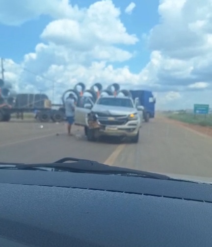 Carro e caminhonete ficam danificados em colisão na BR-163