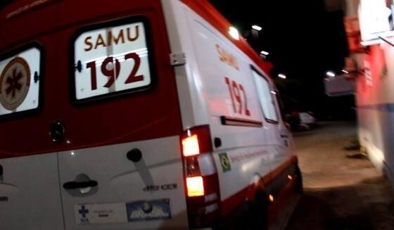 Motocicleta pilotada por criança de 11 anos se envolve em acidente com caminhonete