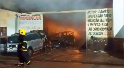 Sinop: Oficina fica destruída após ser atingida por incêndio