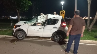 Motorista fica ferido após carro atingir árvore no centro de Sinop