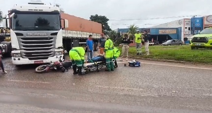 Colisão entre moto e carreta deixa mulher ferida na BR-163