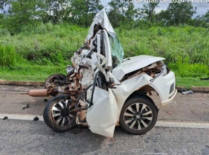 Gol é esmagado em choque com carreta; motorista morre