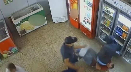 Pai e filho reagem a assalto em supermercado e morrem baleados no RS