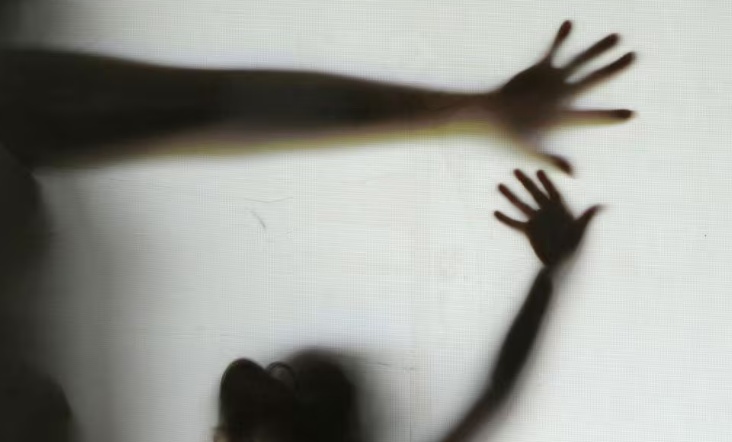 Pastor é indiciado após estuprar neta de 5 com consentimento da mãe e esposa