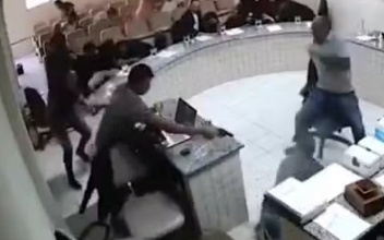 Réu baleado durante júri havia matado pai de atirador por causa de briga por burro