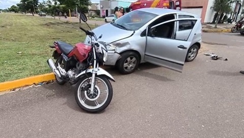 Motociclista fica ferido em colisão com carro