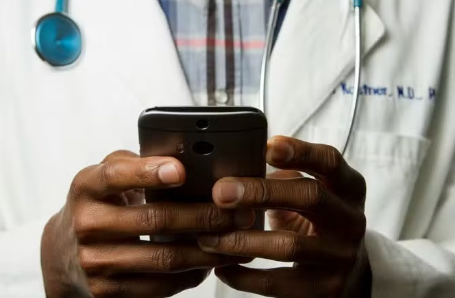 ChatGPT supera habilidade diagnóstica de médicos em estudo nos EUA